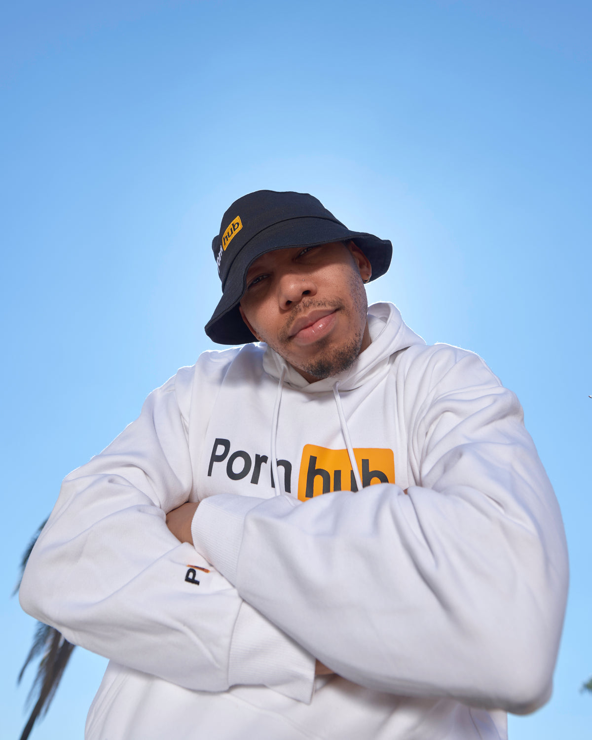 Weißer Kapuzenpulli mit klassischem Logo